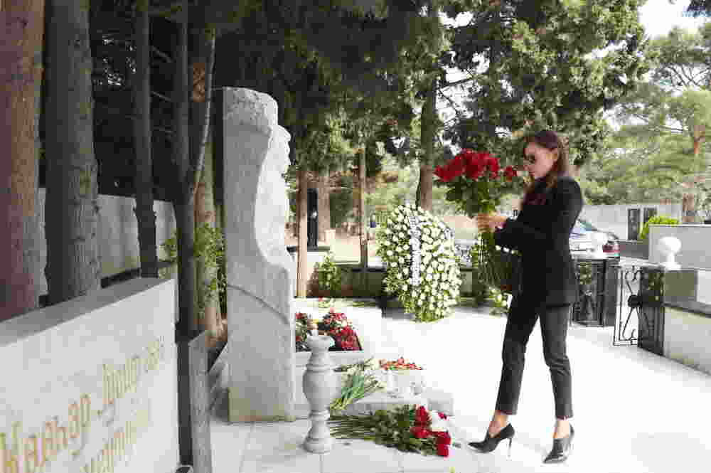 Mehriban Əliyeva Aida İmanquliyevanın   məzarını ziyarət etdi (FOTOLAR)